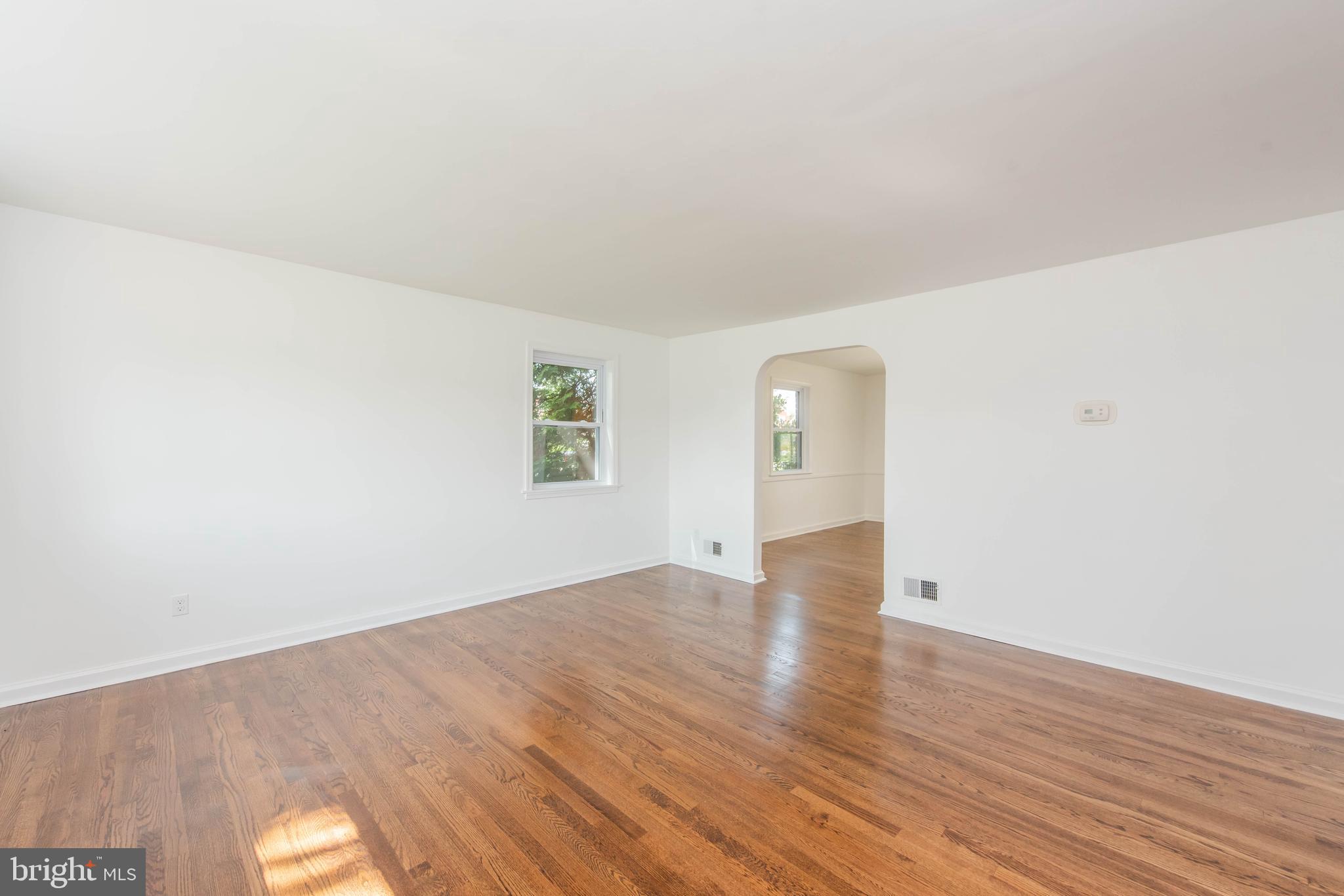 903 Coleridge Road Baltimore, MD 21229 - Photo 5 of 27 Living Room