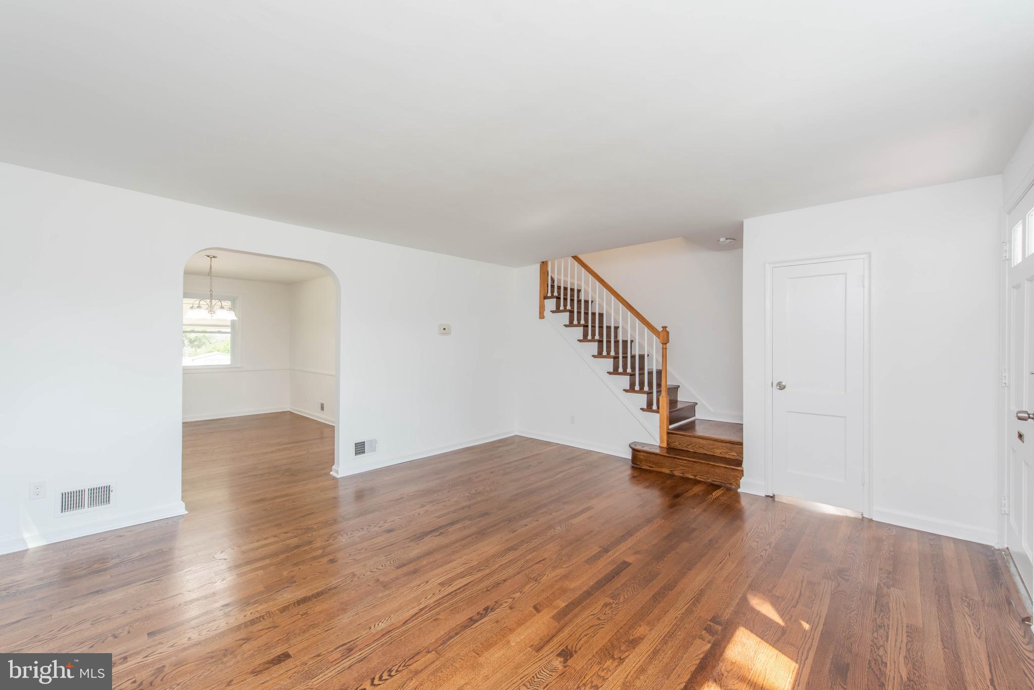 903 Coleridge Road Baltimore, MD 21229 - Photo 6 of 27 Living Room