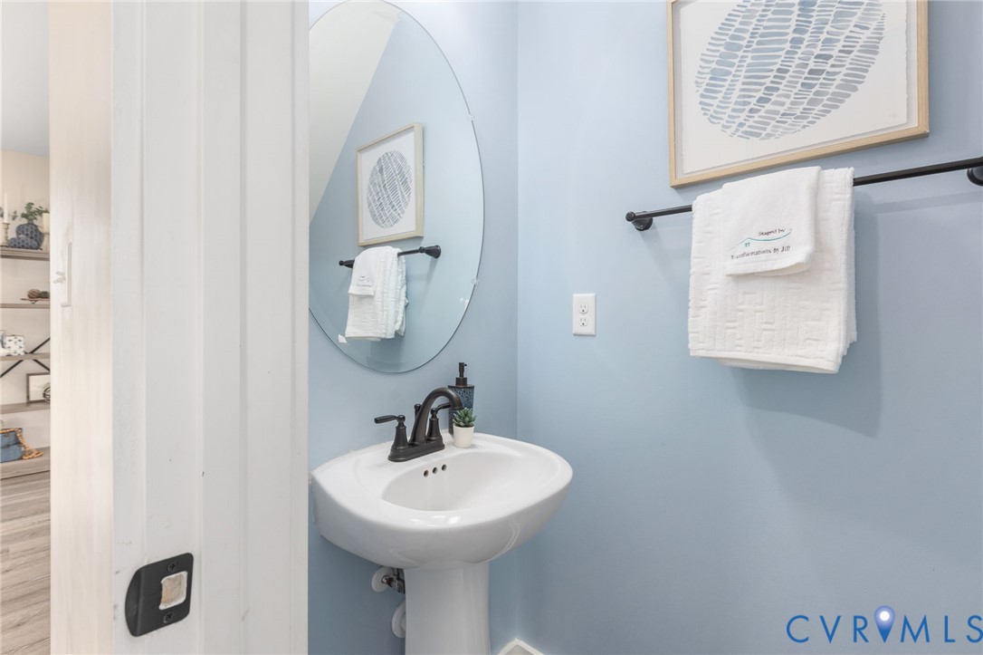 1775 West Old Mountain Road Louisa, VA 23093 - Photo 21 of 31 Downstairs half bathroom