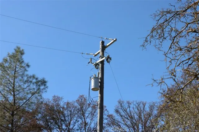 a view of a pathway with a yard