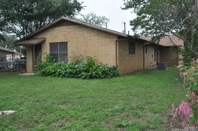 $255,000 | 105 South Sayers Drive, Devine, TX 78016