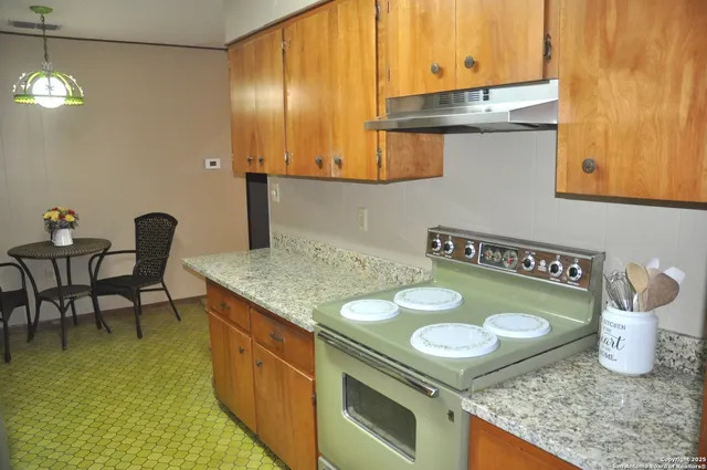 $255,000 | 105 South Sayers Drive, Devine, TX 78016