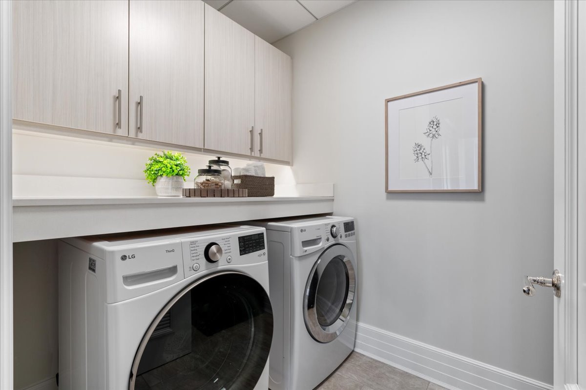 9 West Walton Street, Unit 702 Chicago, IL 60610 - Photo 34 of 38 a utility room with dryer and washer