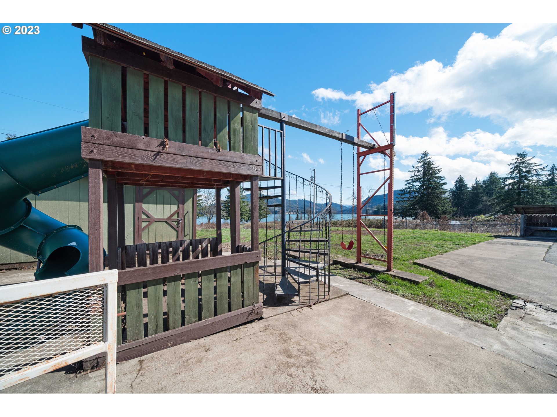 39081 Dexter Road Dexter, OR 97431 - Photo 26 of 34 Community Playground