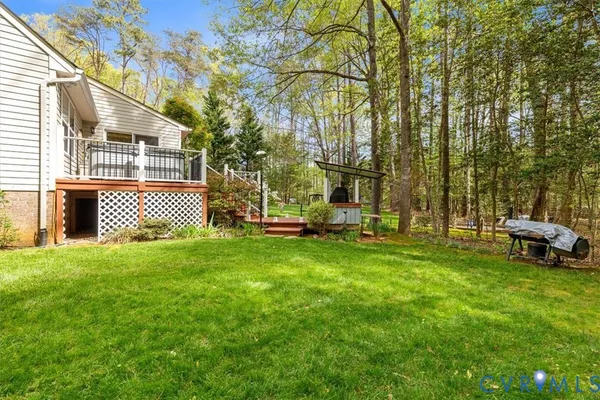 a view of a yard in front of house
