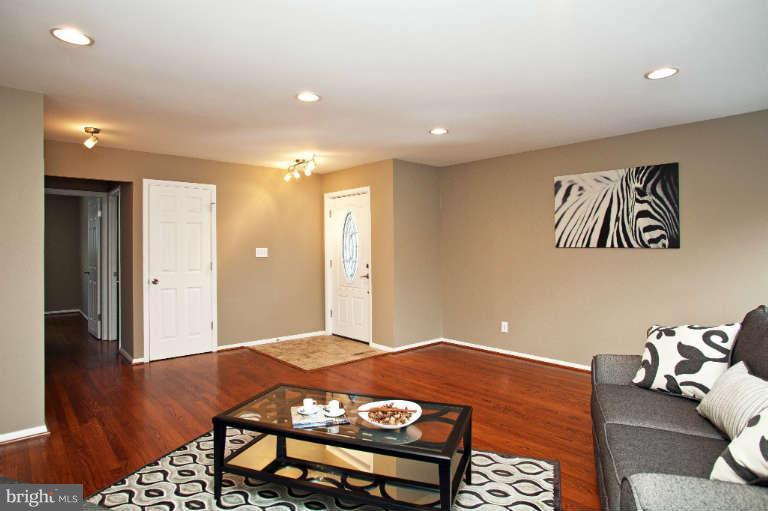 3806 Lumo Road Randallstown, MD 21133 - Photo 13 of 30 Living Room