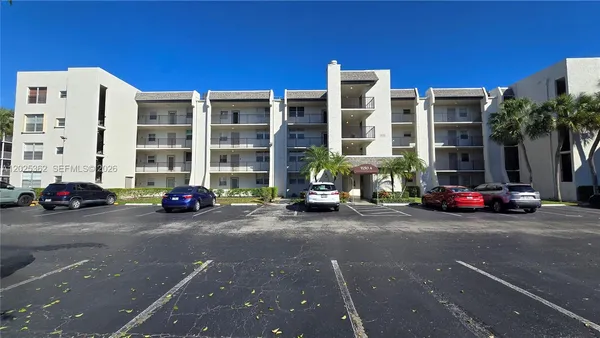 $2,150 | 9230 Lagoon Place, Unit 310, Davie, FL 33324