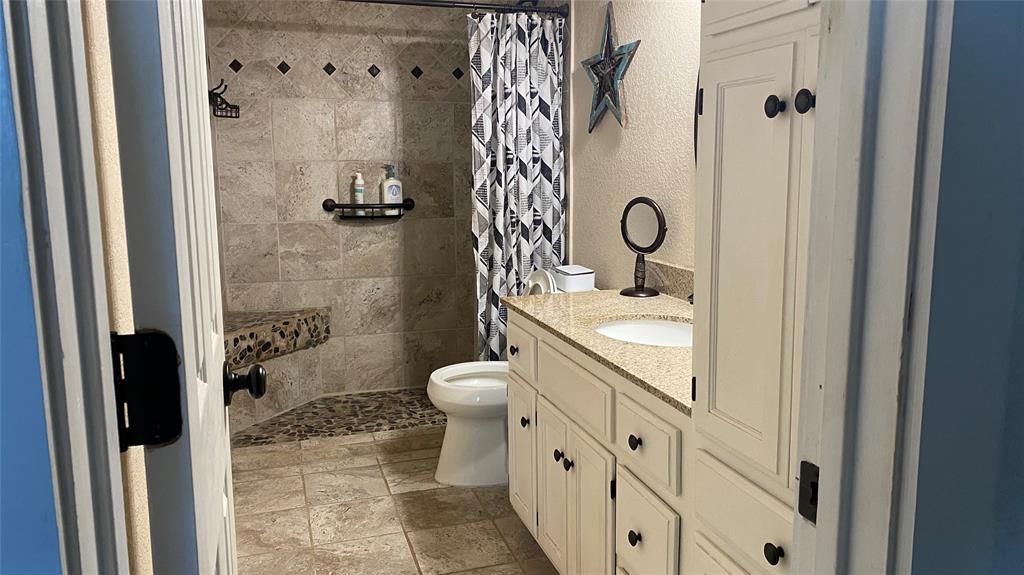 2598 Refuge Road Sherman, TX 75092 - Photo 10 of 24 Guest bathroom