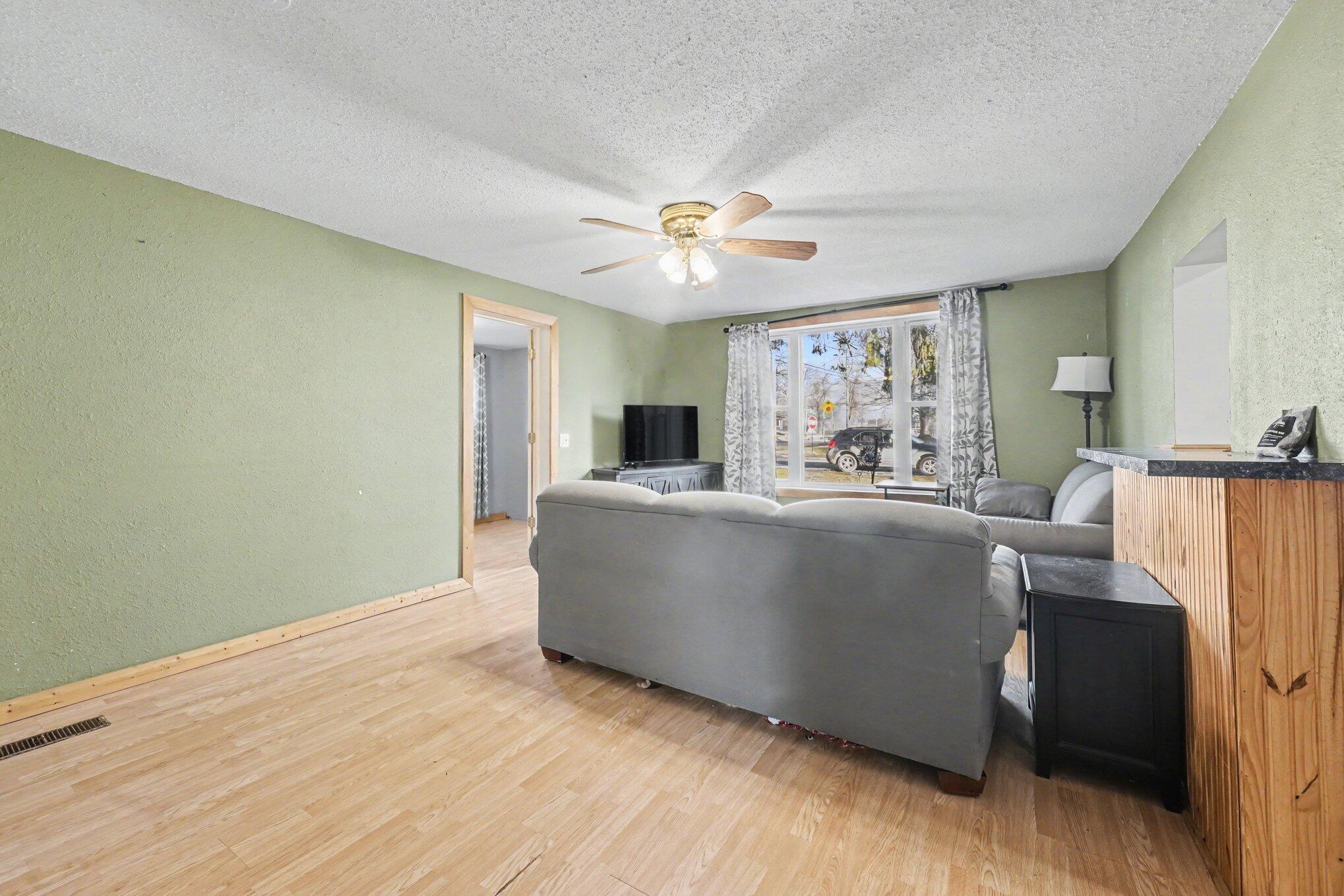 305 South 1st Street Edmore, MI 48829 - Photo 4 of 25 005_file_3555