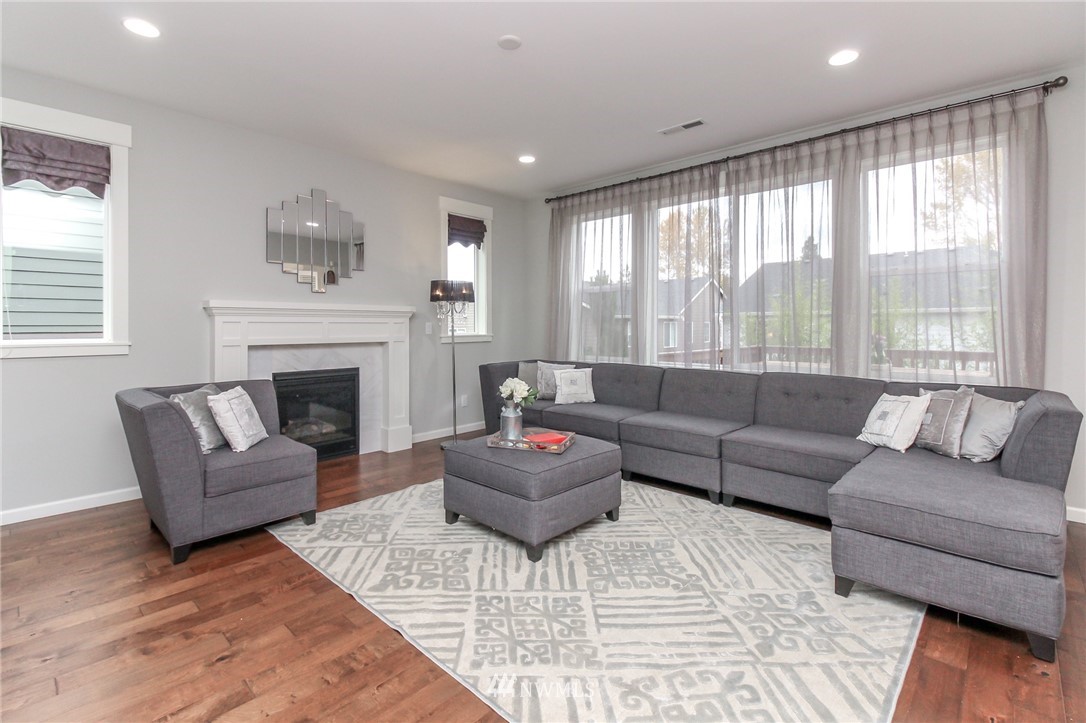 5516 Northeast 8th Place Renton, WA 98059 - Photo 4 of 26 Gallery Image 4