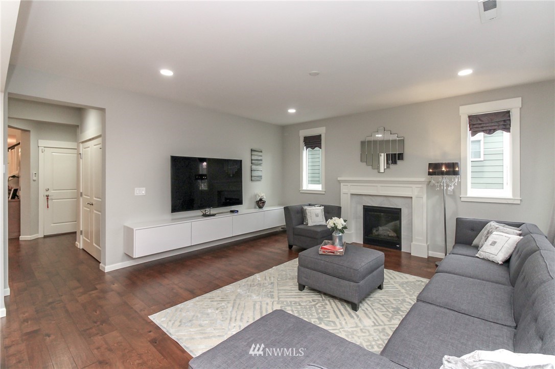 5516 Northeast 8th Place Renton, WA 98059 - Photo 6 of 26 Gallery Image 6
