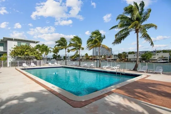 $1,900 | 7207 Bay Drive, Unit 19, Miami Beach, FL 33141