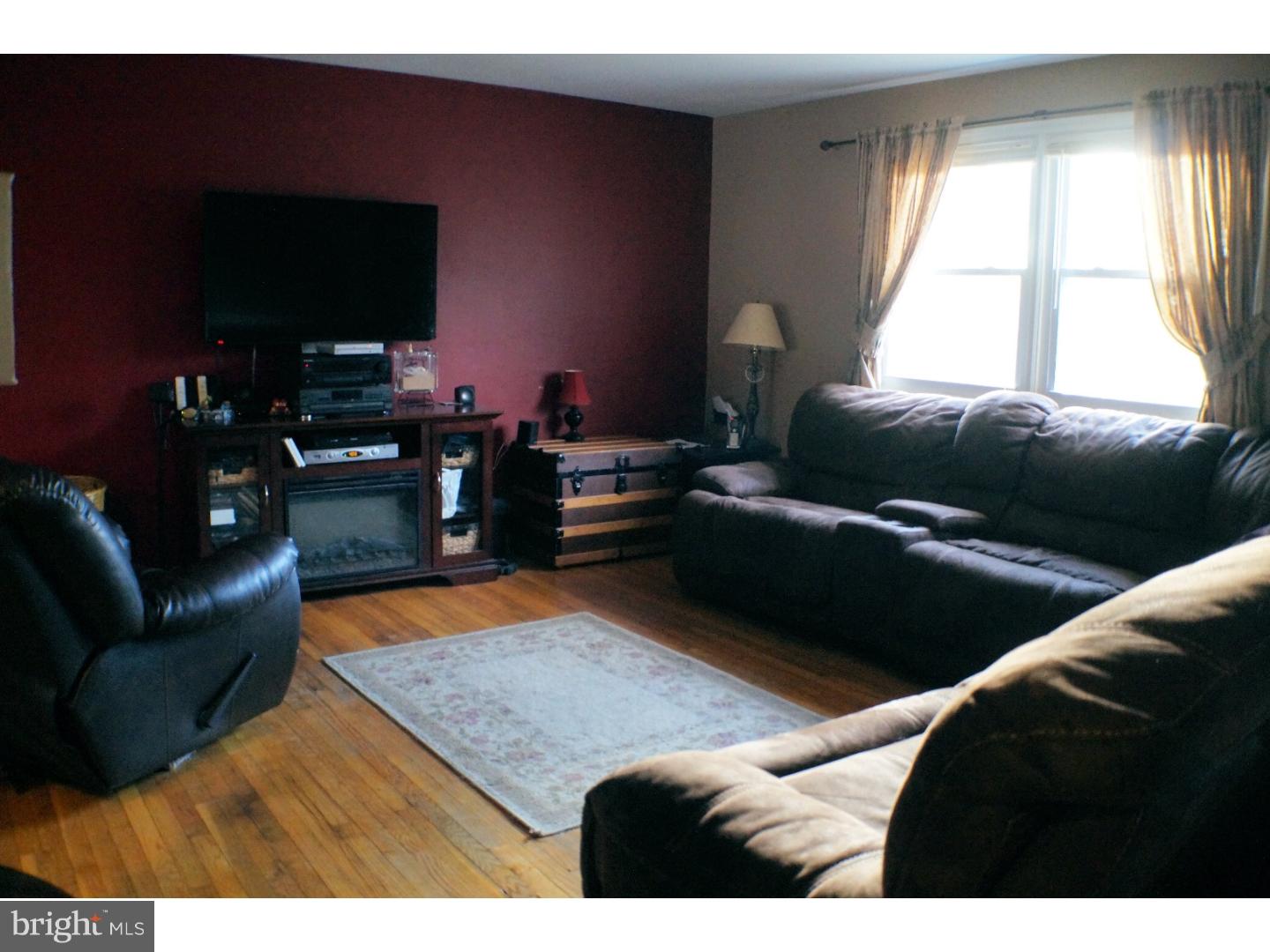 110 Hands Road Clayton, NJ 08094 - Photo 2 of 16 Living Room