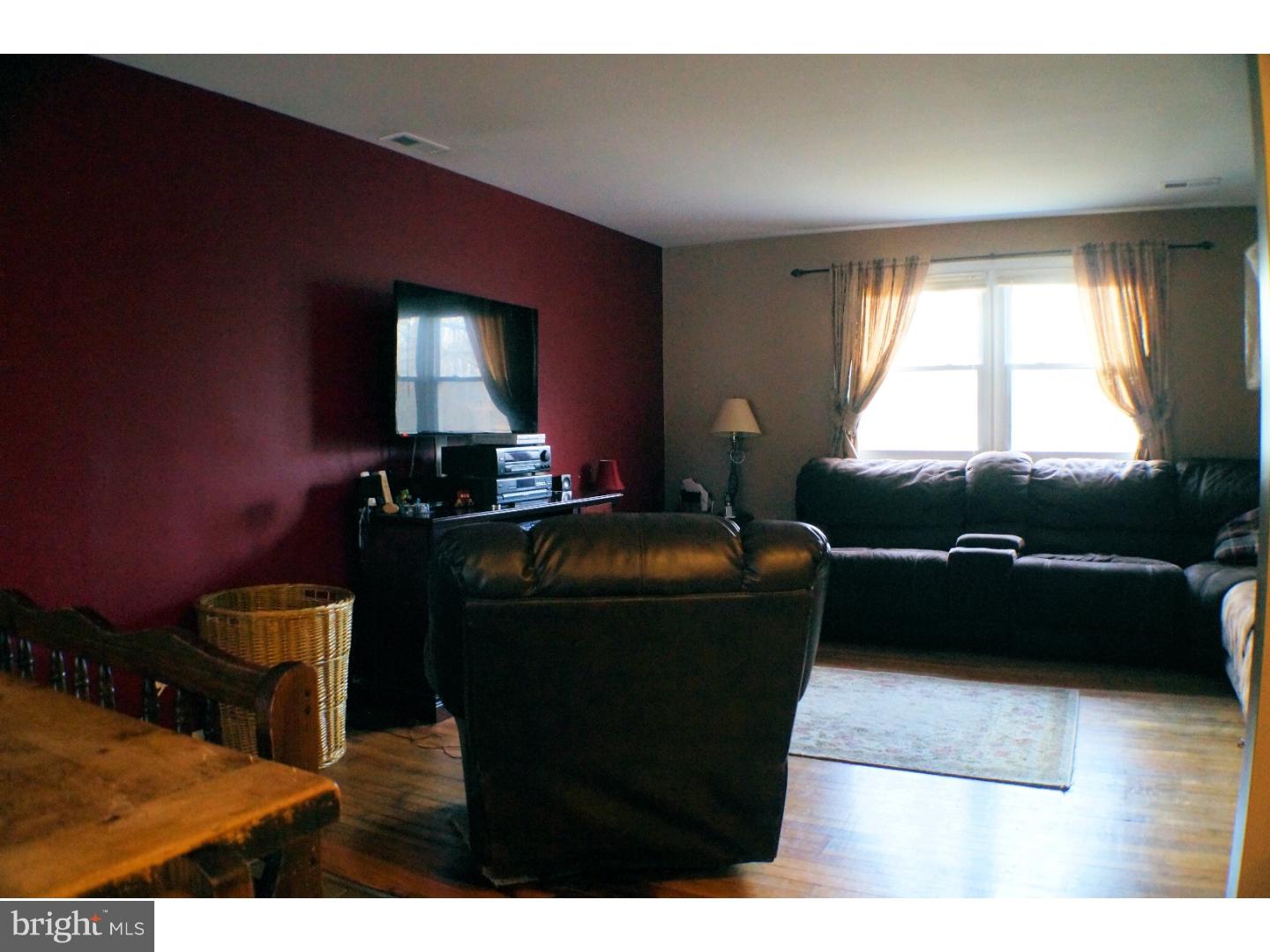 110 Hands Road Clayton, NJ 08094 - Photo 3 of 16 Living Room