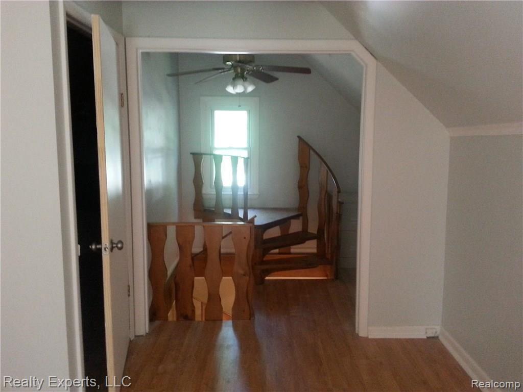 386 Delaware Road Whitmore Lake, MI 48189 - Photo 16 of 23 landing