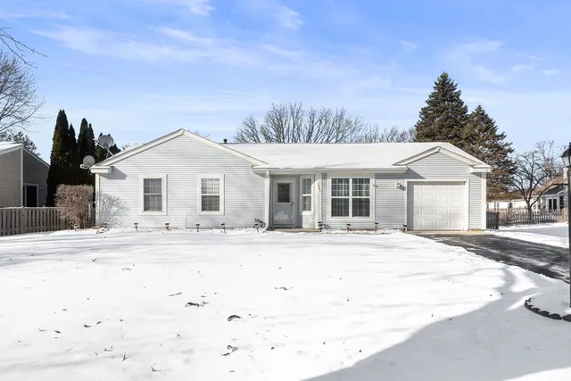 $299,900 | 1041 Wimbledon Drive, Island Lake, IL 60042