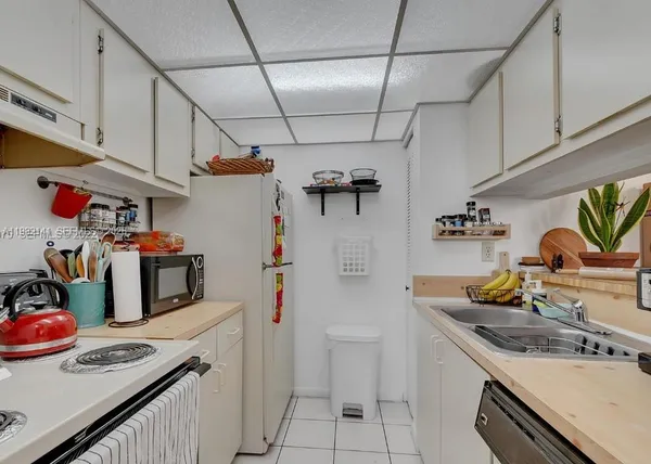 $2,100 | 8002 Southwest 149th Avenue, Unit B201, Miami, FL 33193