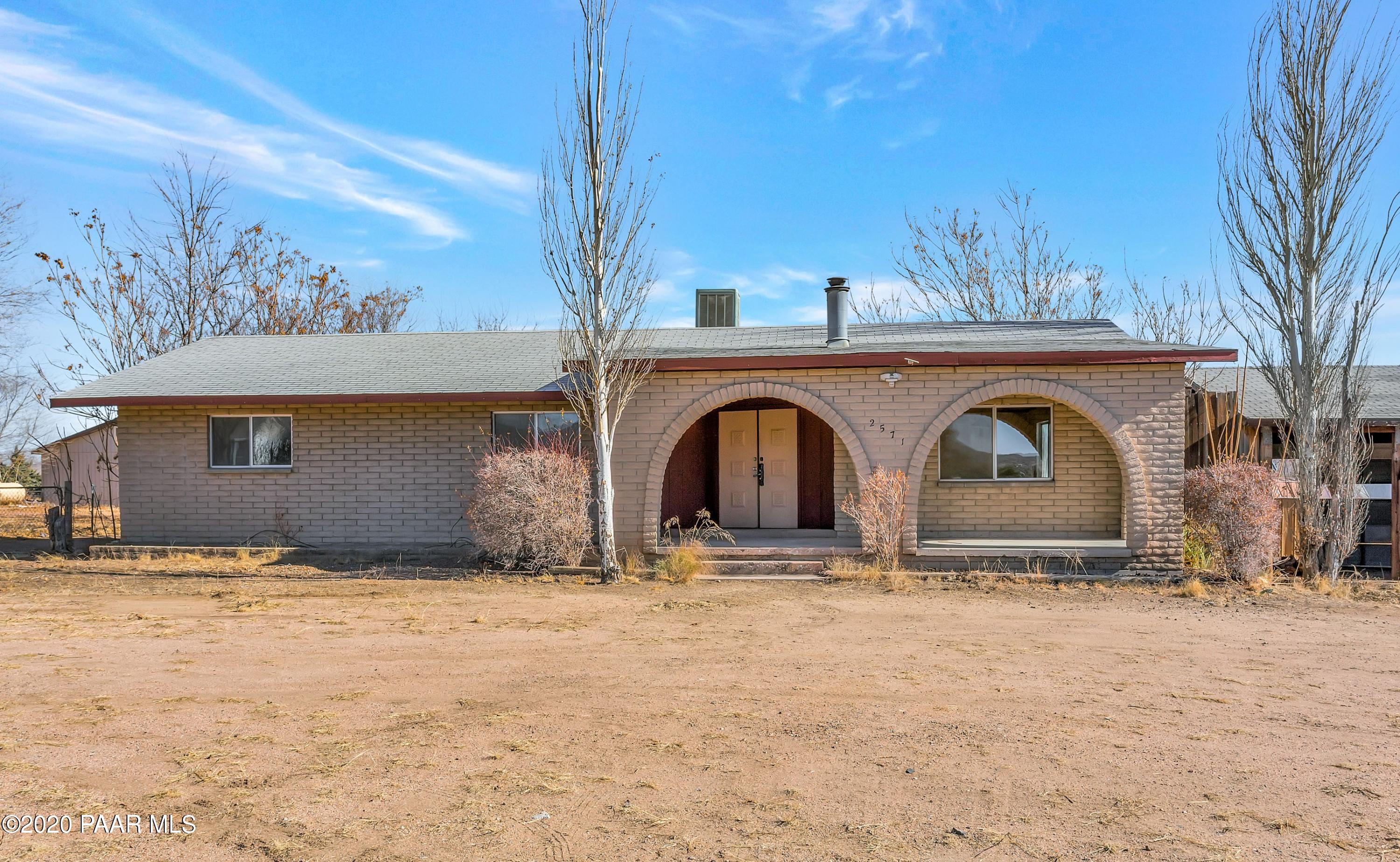 2571 North Reed Road Chino Valley, AZ 86323 - Photo 1 of 25 a front view of a house with yard