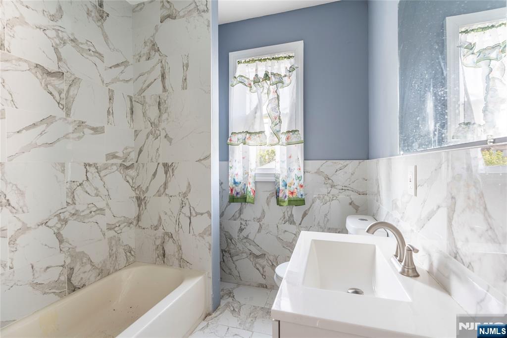 24 Swaine Place, Unit 22 West Orange, NJ 07052 - Photo 6 of 27 a bathroom with a sink and a bathtub