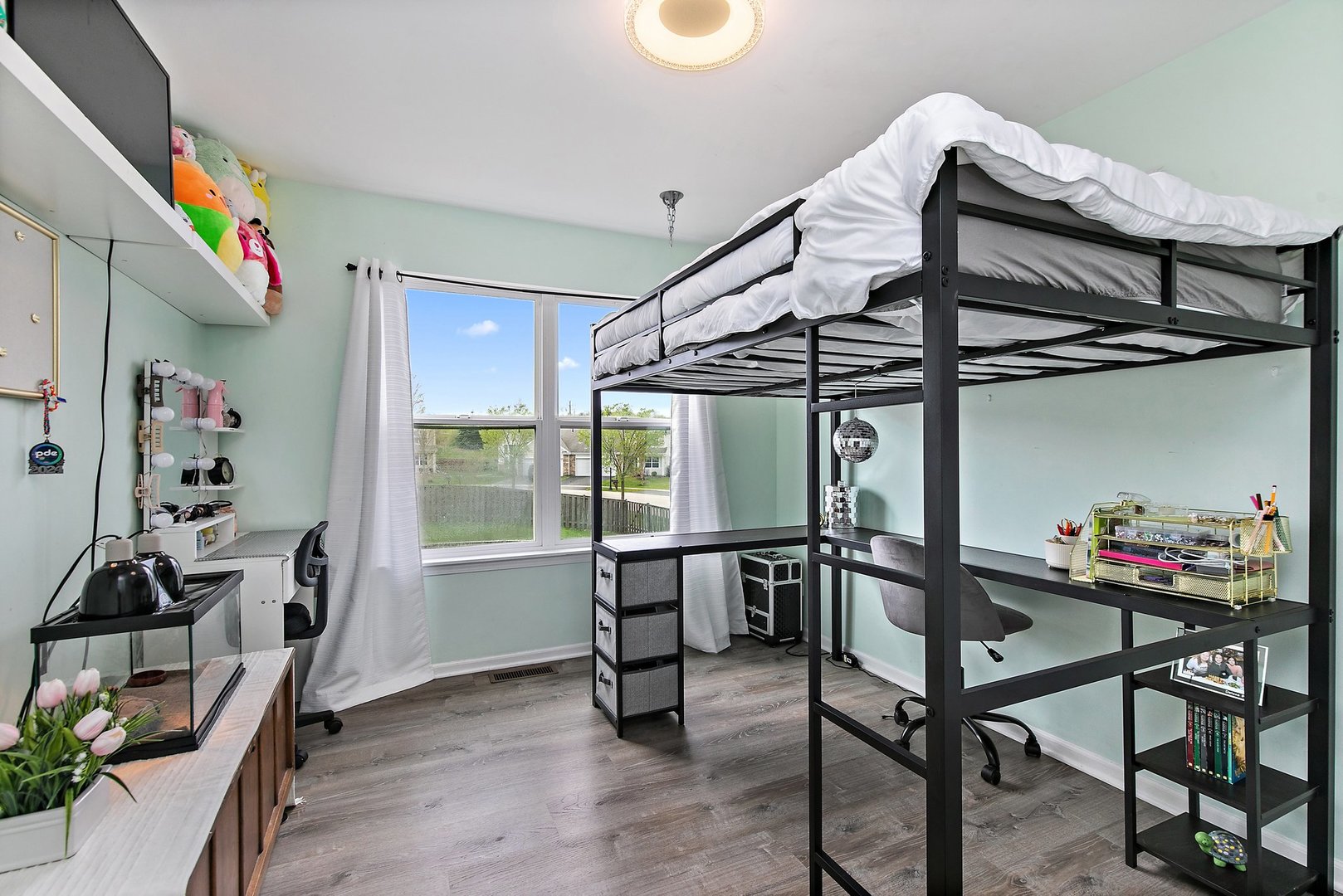 23 Boathouse Road Pingree Grove, IL 60140 - Photo 18 of 25 a view of a room with gym equipment