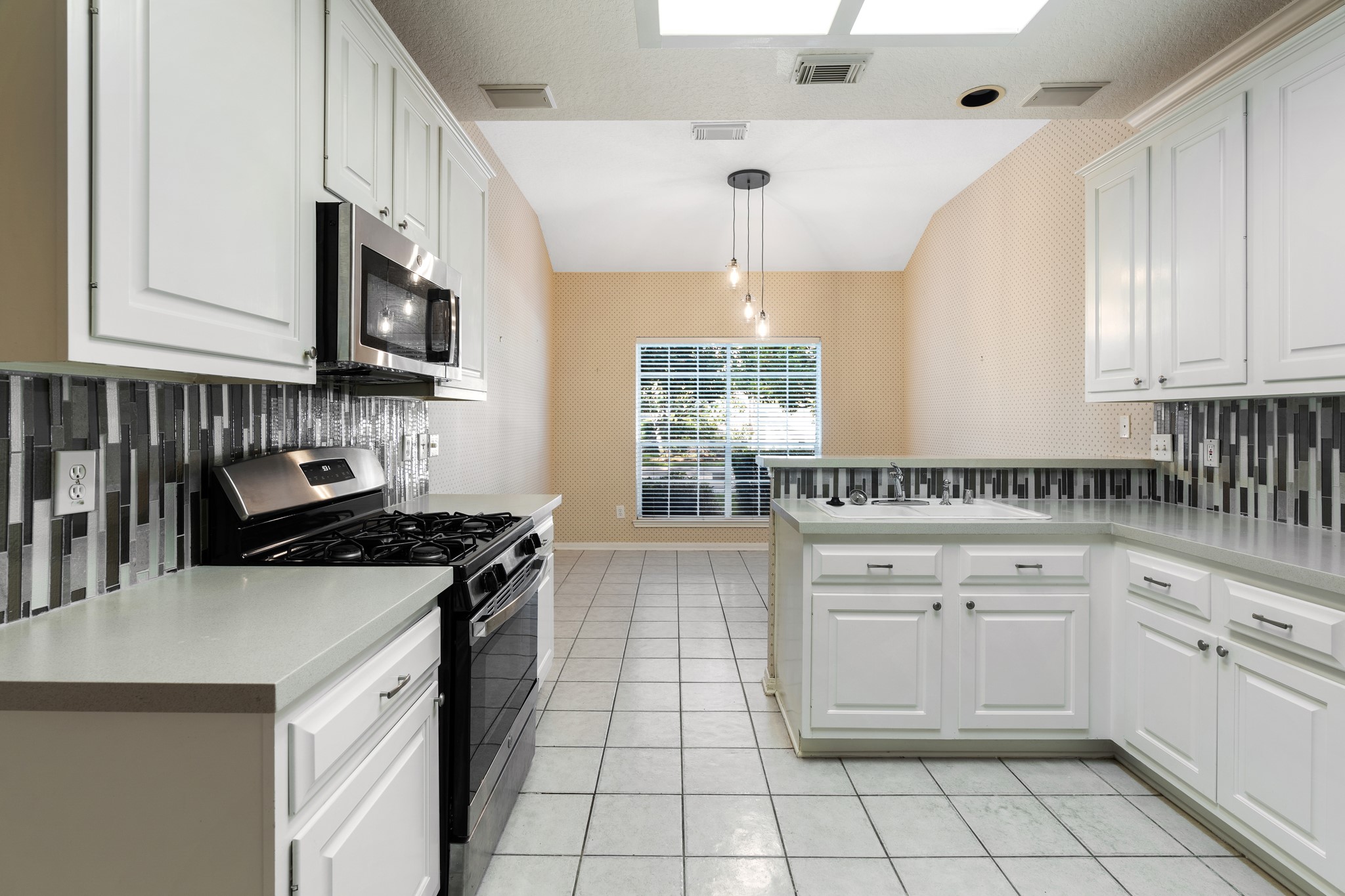 14420 Walters Road, Unit 20 Houston, TX 77014 - Photo 8 of 27 kitchen open to breakfast nook
