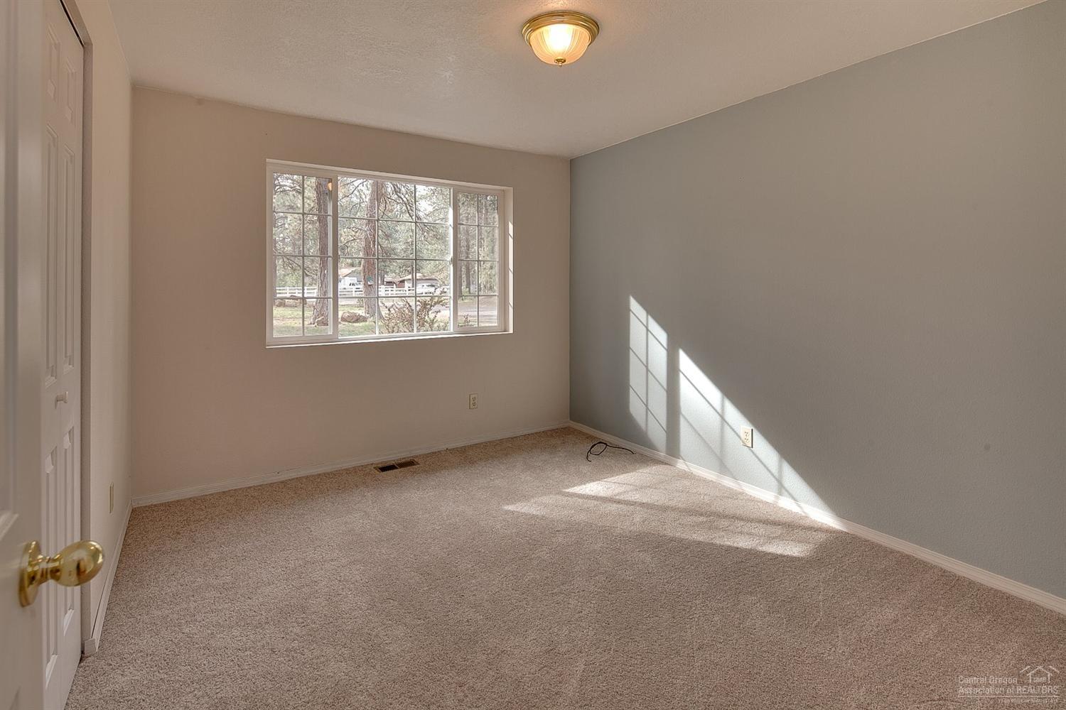 60069 Navajo Road Bend, OR 97702 - Photo 14 of 18 an empty room with windows