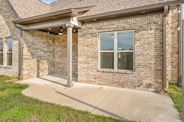 a picture of a bench in front of building