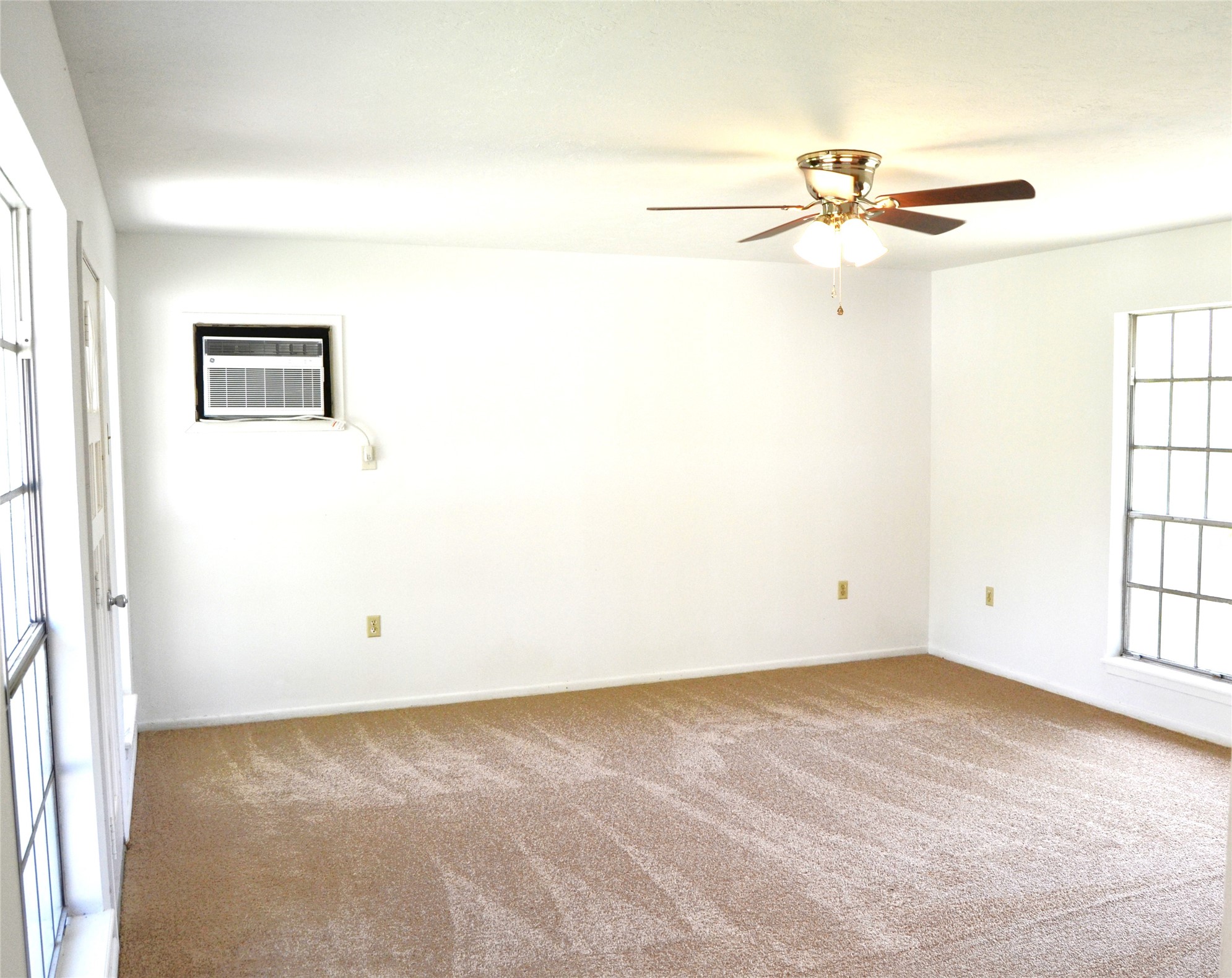 101 Summit Drive Conroe, TX 77303 - Photo 18 of 24 an empty room with windows and fan