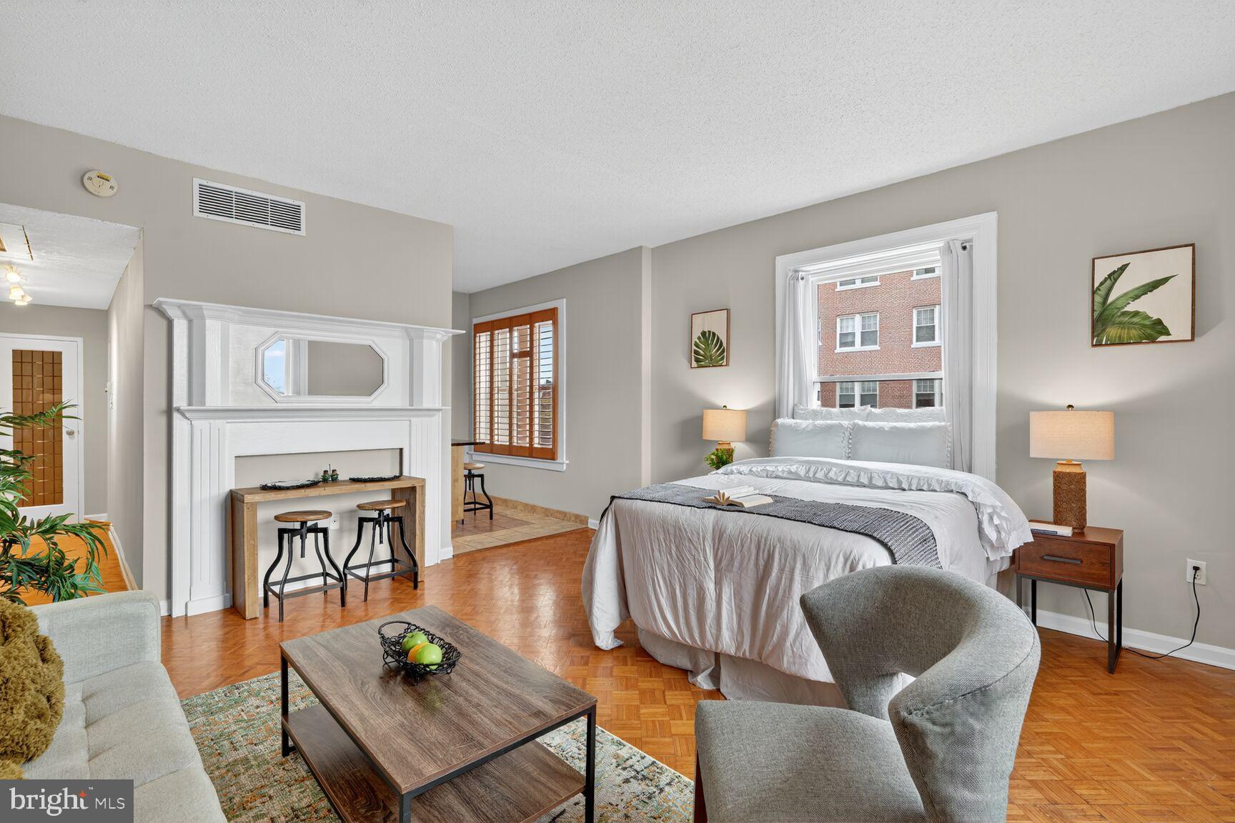 Charming studio with natural light and warmth.