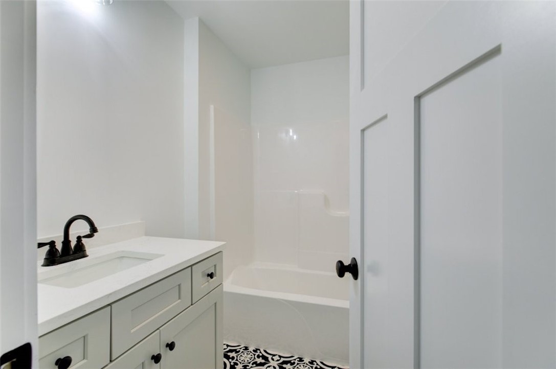 429 Chestnut Street Bristol, RI 02809 - Photo 20 of 35 Full bathroom