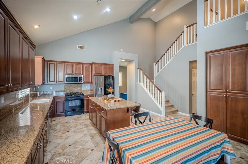1895 Silver Drop Lane Hemet, CA 92545 - Photo 16 of 50 Kitchen