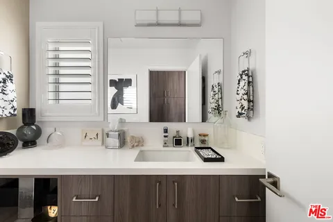$5,995 | 1434 1/2 South Sycamore Avenue, Los Angeles, CA 90019