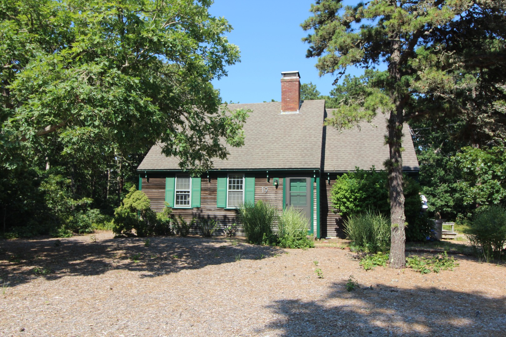 19 Vickers Street Edgartown, MA 02539 - Photo 1 of 16 a front view of a house with garden