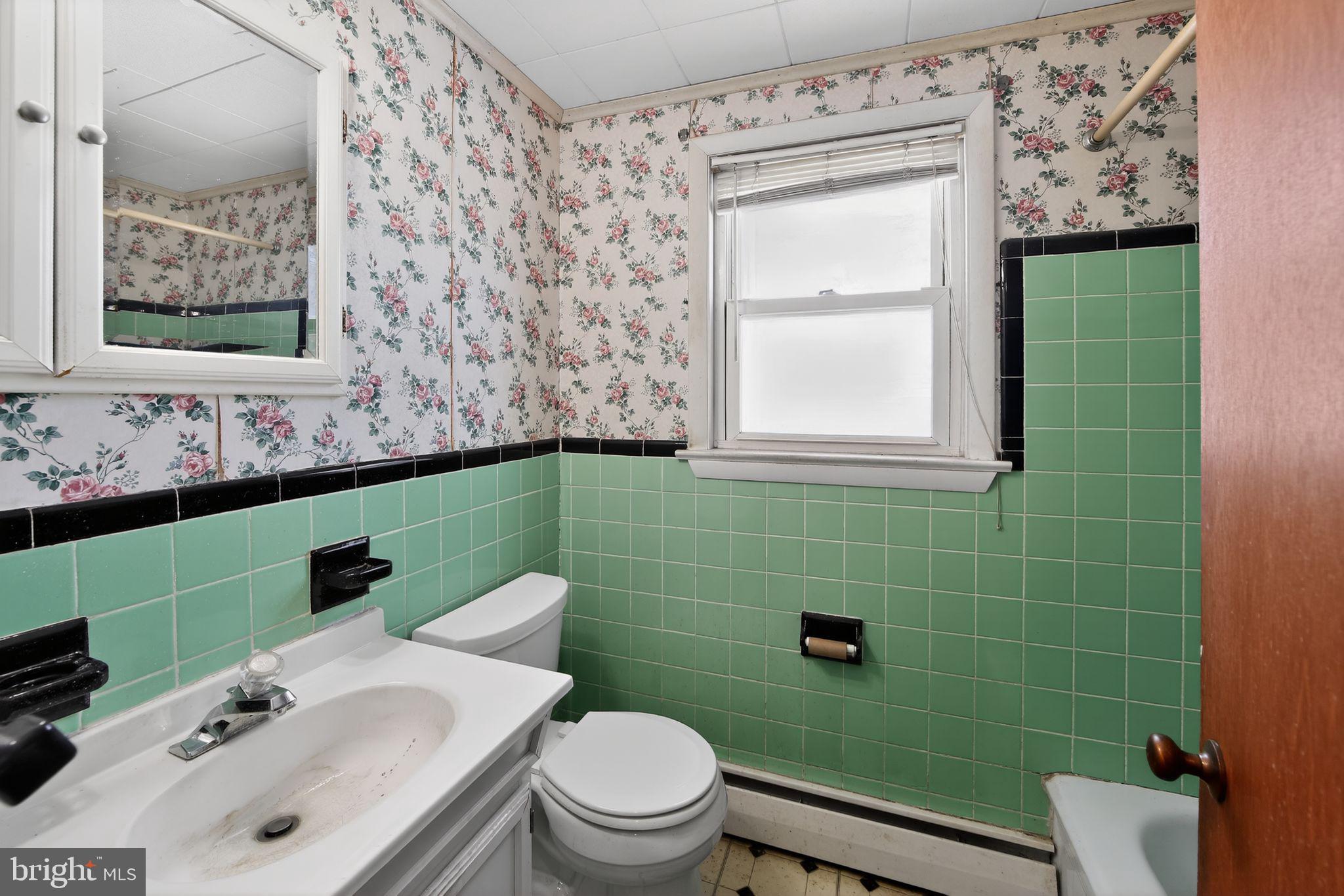 8 Swanson Place Wilmington, DE 19808 - Photo 27 of 35 2nd floor bathroom