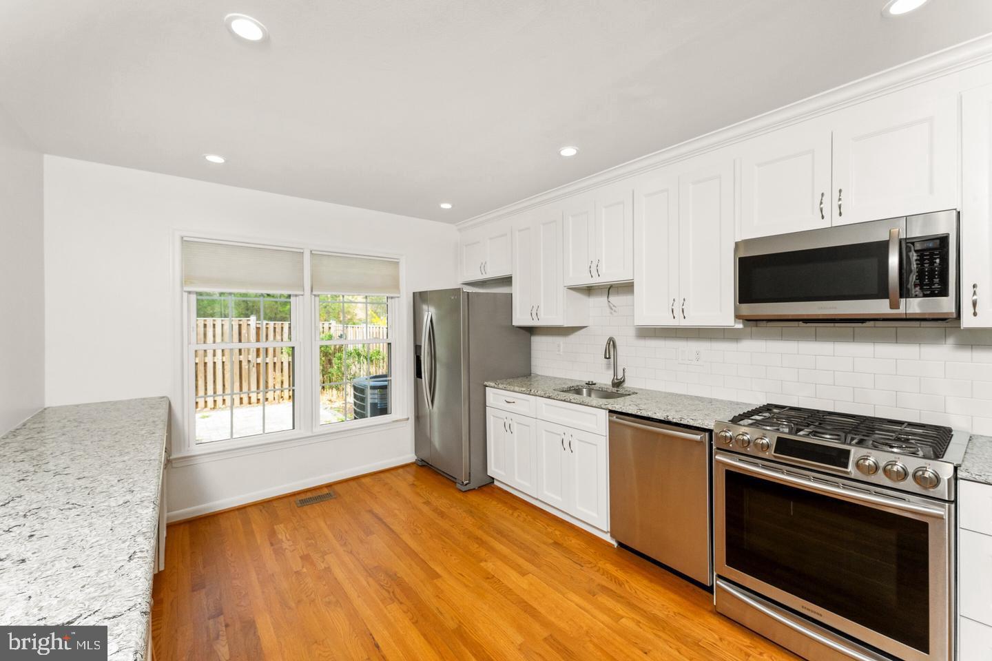 1808 Golf View Court Reston, VA 20190 - Photo 8 of 36 Gallery Image 8