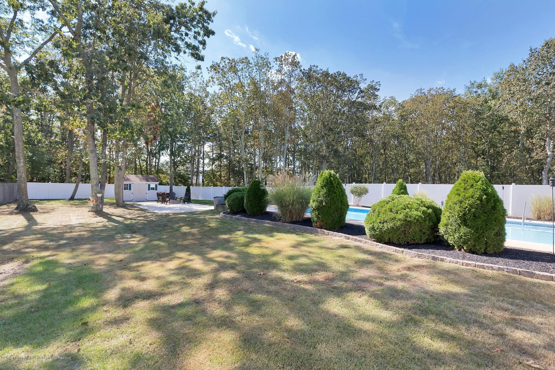 21 Ashford Road Jackson, NJ 08527 - Photo 33 of 35 Side Yard