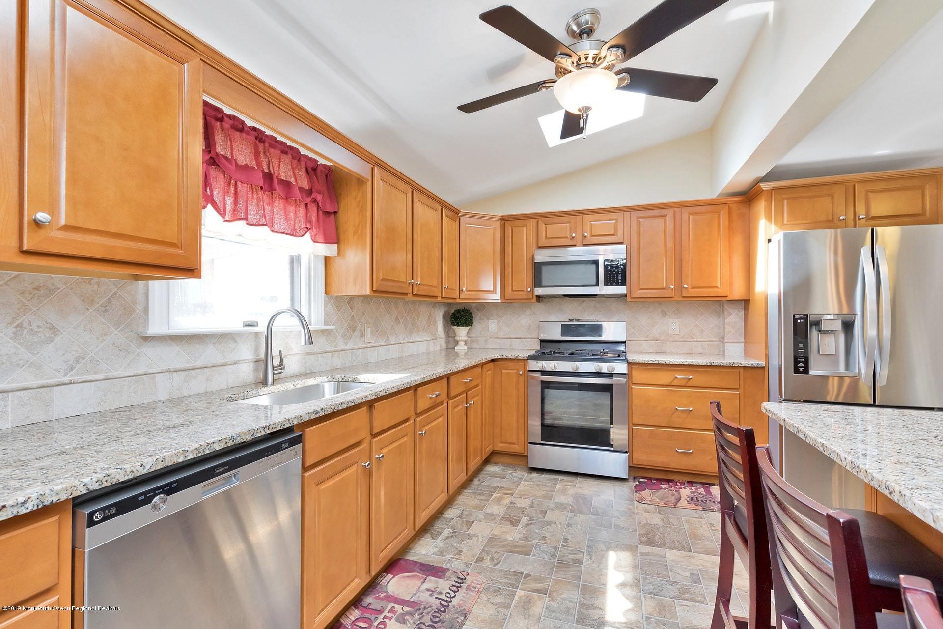 21 Ashford Road Jackson, NJ 08527 - Photo 8 of 35 Kitchen