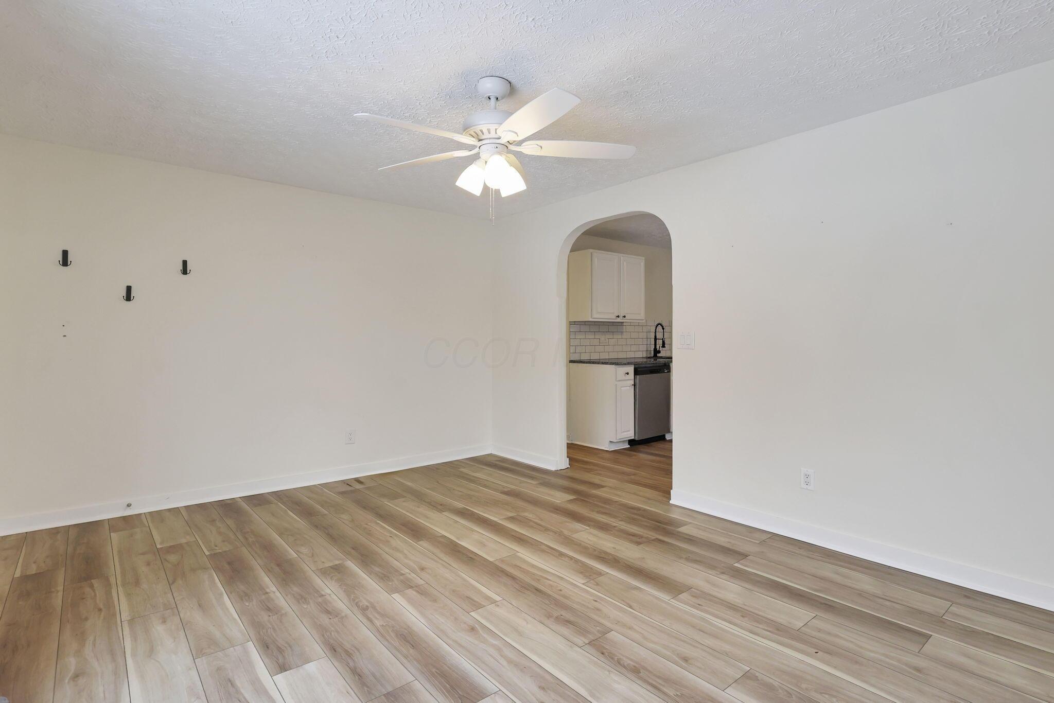 437 Stockbridge Road Columbus, OH 43207 - Photo 8 of 35 9-web-or-mls-G02A9897