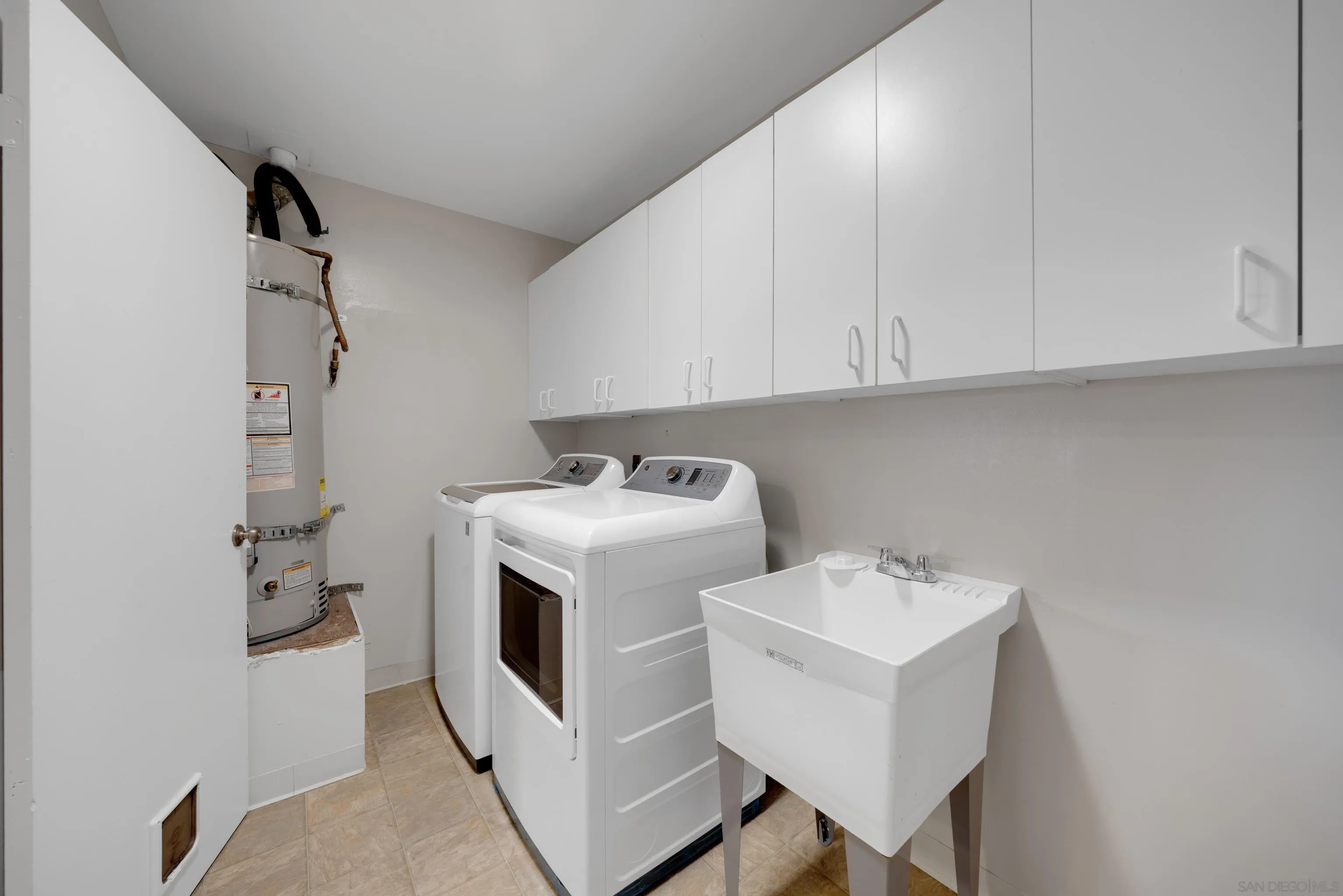 13710 Ahwahnee Way Poway, CA 92064 - Photo 42 of 43 a utility room with dryer and washer