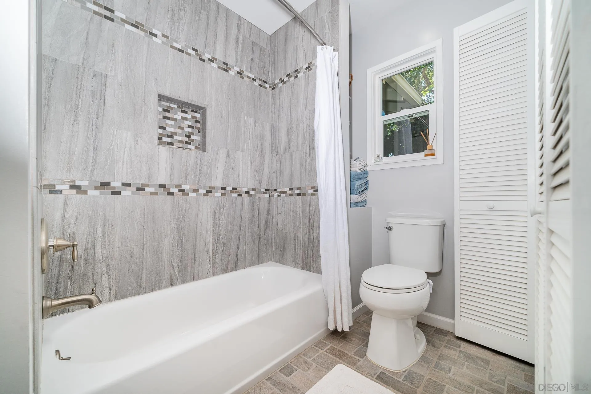 329 Greenview Lane Fallbrook, CA 92028 - Photo 25 of 53 a bathroom with a toilet a sink and bathtub