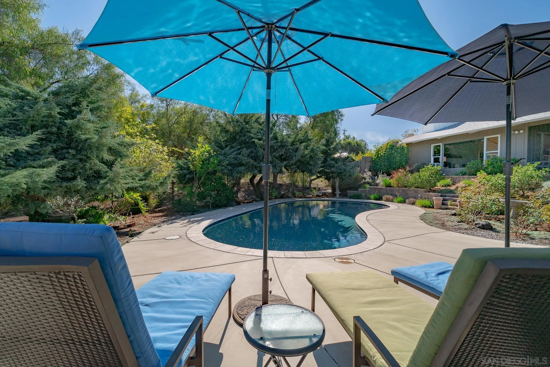 329 Greenview Lane Fallbrook, CA 92028 - Photo 6 of 53 a patio with a patio table and chairs