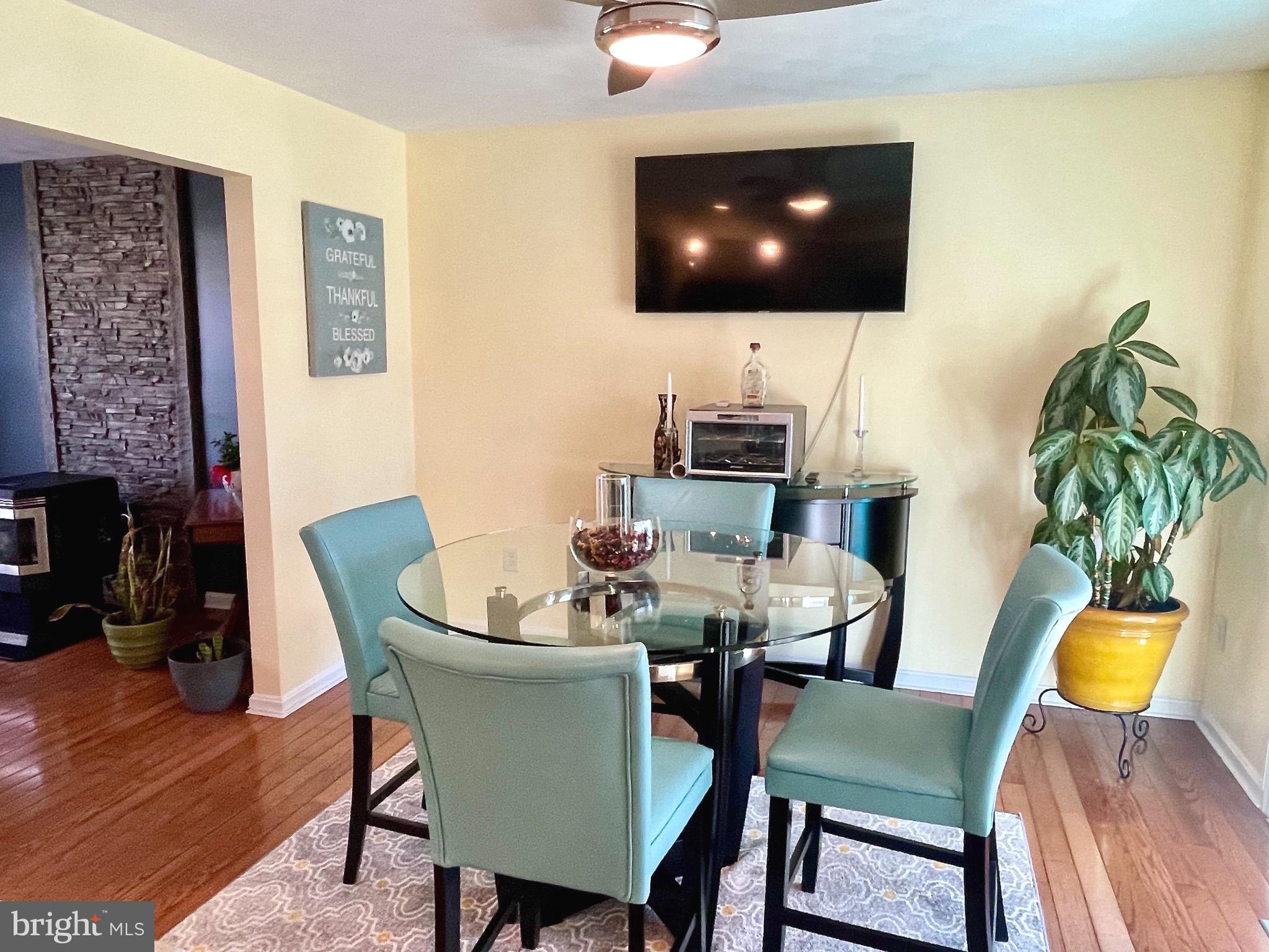 734 North Houcksville Road Hampstead, MD 21074 - Photo 5 of 29 The TV stays!