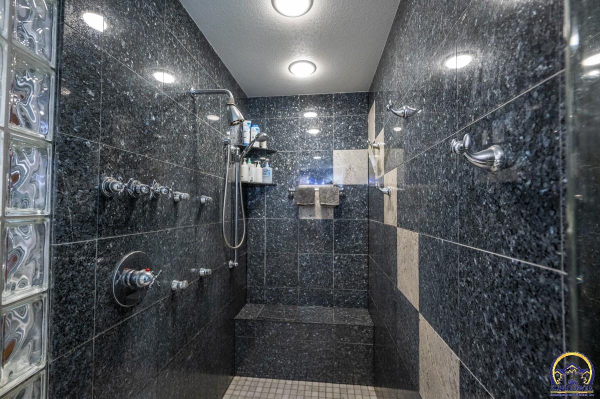 2859 Southwest MacVicar Avenue Topeka, KS 66611 - Photo 17 of 54