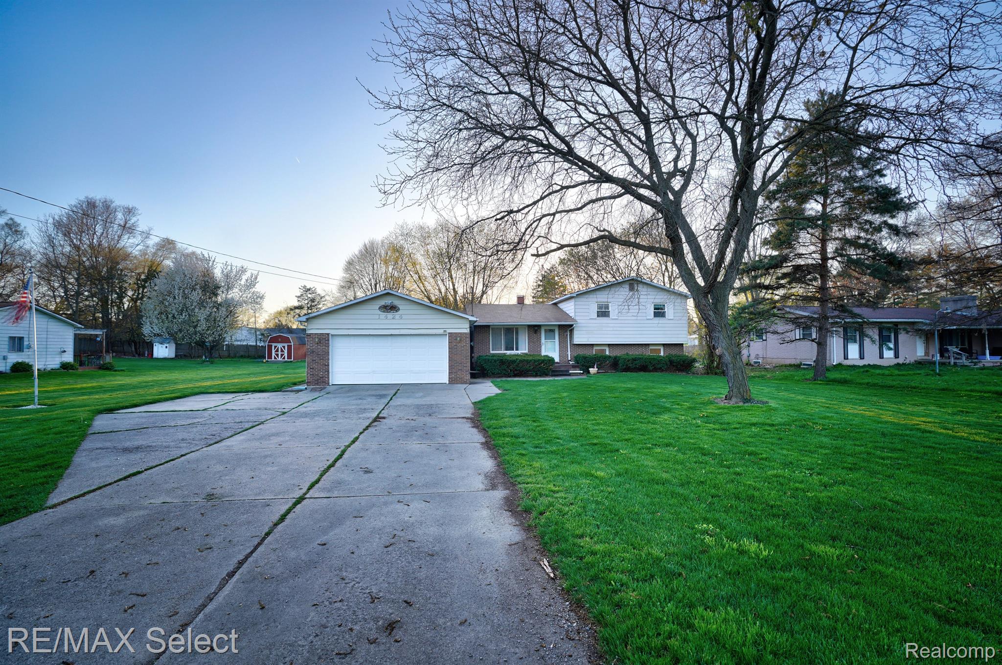 1424 South Graham Road Flint, MI 48532 - Photo 2 of 32 Gallery Image 2