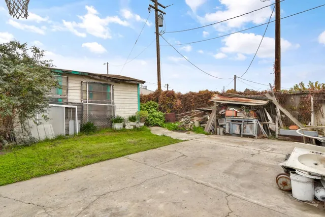 a view of a house with a backyard
