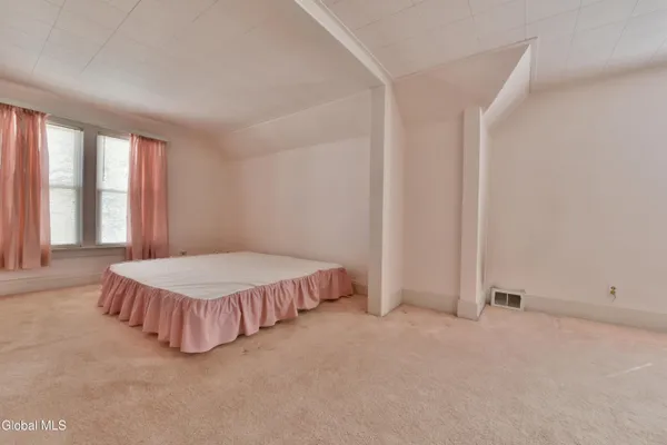 $177,500 | 2 East Decker Street, Johnstown, NY 12095