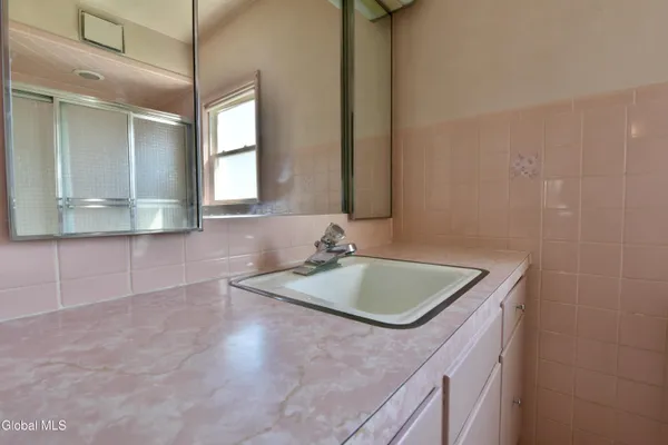 $177,500 | 2 East Decker Street, Johnstown, NY 12095