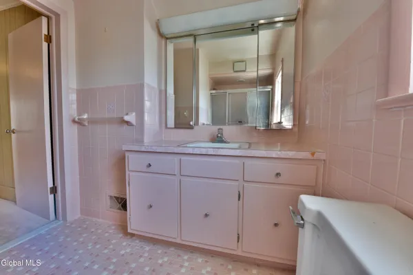 $177,500 | 2 East Decker Street, Johnstown, NY 12095