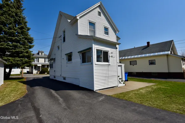 $177,500 | 2 East Decker Street, Johnstown, NY 12095
