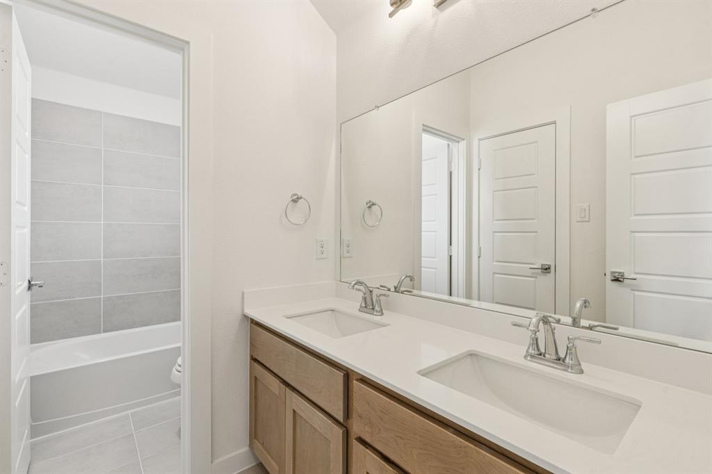 4620 Morgan Street McKinney, TX 75071 - Photo 28 of 34 Bathroom in the Da Vinci II home plan by Trophy Signature Homes – REPRESENTATIVE PHOTO